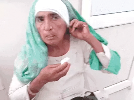 dil copy चाकू से दादी का कान
