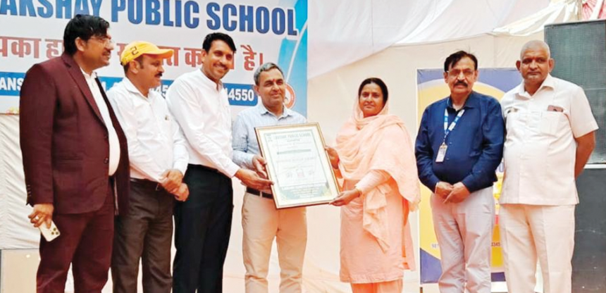 gurkul copy (1) कन्या गुरुकुल घिराय की प्राचार्या सुनीता आर्या ‘शिक्षक रत्न अवार्डÓ से सम्मानित