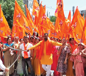 कटला रामलीला कमेटी की धर्म ध्वजाओं से सुशोभित रामनवमी शोभा यात्रा में उमड़े हजारों श्रद्धालु