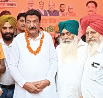 रणजीत चौटाला पहुंचे भाजपा नेता प्रवीण पोपली के आवास पर