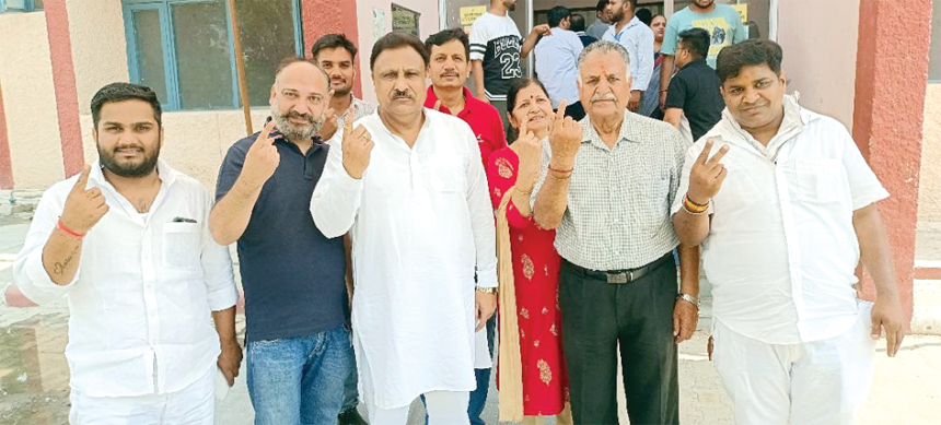Bajrang copy (1) कांग्रेस पार्टी के प्रदेश सीनियर प्रवक्ता बजरंग गर्ग ने सुबह पहले अपने वोट का मतदान किया