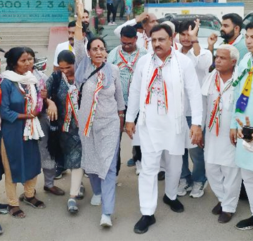 Bajrnag copy कांग्रेसी नेताओं व कार्यकत्र्ताओं ने डोर-टू-डोर अभियान चलाकर जयप्रकाश के लिए की वोटों की अपील