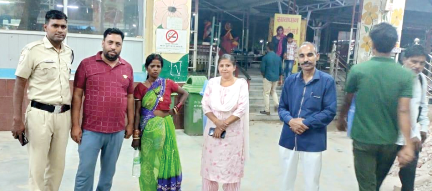 Raha copy रेलवे स्टेशन पर मिली बेसहारा मंदबुद्धि महिला को मिला आसरा