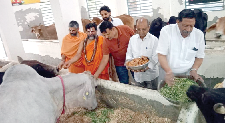 Tirputi copy (1) स्वामी नारायणाचार्य जी महाराज ने तिरुपति धाम की श्रीनिवास गोशाला का किया अवलोकन