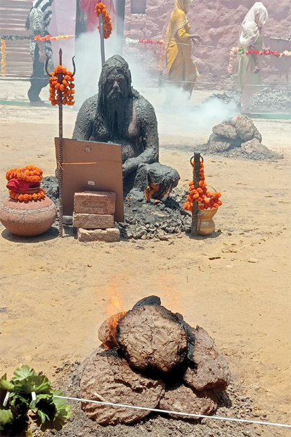 baba copy 5 धूणों के बीच तपस्या कर रहे राजेश्वरा नंद महाराज, बड़ी संख्या में दर्शनों के लिए पहुंचे श्रद्धालु