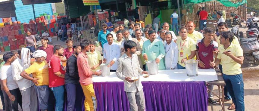 श्रीश्याम बालाजी सेवादार मंडल ने बारस पर नई सब्जी मंडी में लगाया भंडारा