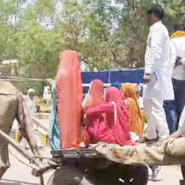 एक प्रत्याशी ऊंट रेहड़ी पर नामांकन भरने पहुंचा