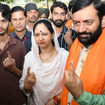 saini हिसार में दोपहर 3 बजे तक 46.26 प्रतिशत वोटिंग, नलवा में सबसे ज्यादा मतदान; पुलिस ने जलेबी लगा वोटरों को लुभाने वालों के टेंट उखाड़े