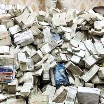 ATM copy आयकर विभाग ने रिकॉर्ड 1100 करोड़ रुपये नकद और आभूषण किए जब्त, 2019 से 182 प्रतिशत ज्यादा