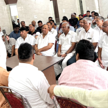 महिंद्रा शोरूम पर हुई फायरिंग को लेकर व्यापारियों ने ऑटो मार्केट में की बैठक, घटना पर जताया रोष