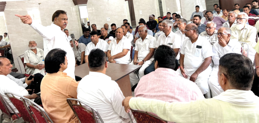 महिंद्रा शोरूम पर हुई फायरिंग को लेकर व्यापारियों ने ऑटो मार्केट में की बैठक, घटना पर जताया रोष