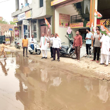 Bhupindr gagwa copy बदहाल सीवर व्यवस्था को लेकर मिल गेट व भारत नगर में विरोध प्रदर्शन