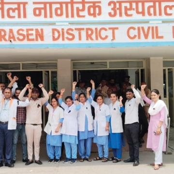 Civil Hospital copy नियमितीकरण व अन्य लम्बित मांगों को लेकर एनएचएम कर्मचारियों ने काली पट्टी व काले रिबन लगाकर सिविल अस्पताल में किया विरोध प्रदर्शन