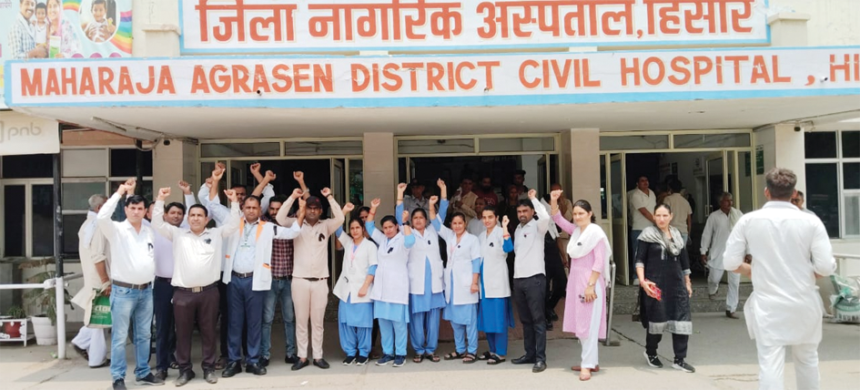नियमितीकरण व अन्य लम्बित मांगों को लेकर एनएचएम कर्मचारियों ने काली पट्टी व काले रिबन लगाकर सिविल अस्पताल में किया विरोध प्रदर्शन