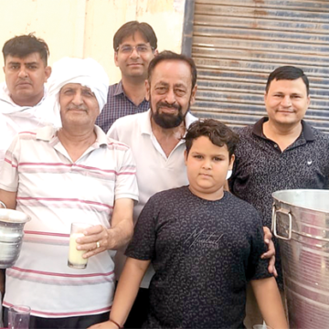 Model town copy (1) निर्जला एकादशी पर माडल टाउन मार्केट के दुकानदारों ने बांटा ठंडा मिठा शरबत