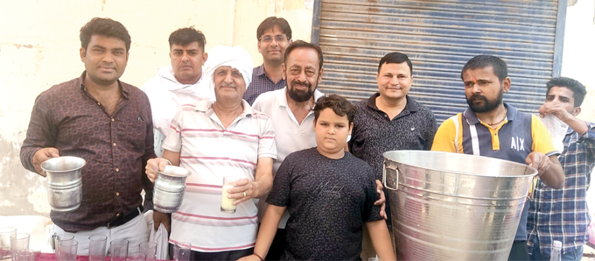 निर्जला एकादशी पर माडल टाउन मार्केट के दुकानदारों ने बांटा ठंडा मिठा शरबत
