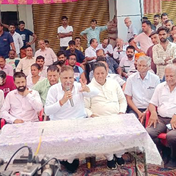 तीन व्यापारियों से रंगदारी मांगने के आरोपियों की गिरफ्तारी की मांग को लेकर ऑटो मार्केट रही बंद 