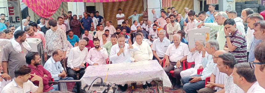 Bajrang copy (4) तीन व्यापारियों से रंगदारी मांगने के आरोपियों की गिरफ्तारी की मांग को लेकर ऑटो मार्केट रही बंद