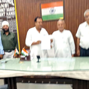 Elawadi copy शहीद मदन लाल ढिंगड़ा कम्युनिटी सैन्टर हांसी की दयनीय स्थिति को लेकर नप चेयरमैन प्रवीण ईलावादी को ज्ञापन सौंपा