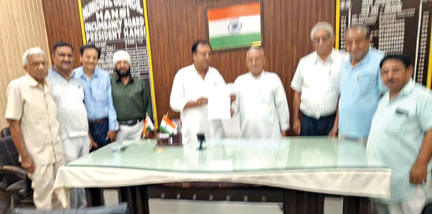 Elawadi copy शहीद मदन लाल ढिंगड़ा कम्युनिटी सैन्टर हांसी की दयनीय स्थिति को लेकर नप चेयरमैन प्रवीण ईलावादी को ज्ञापन सौंपा
