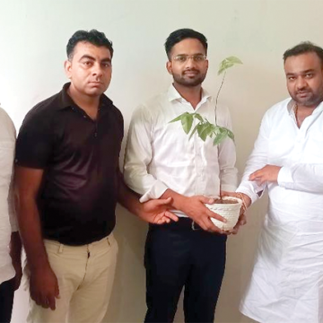 समाजसेवी हरीश वर्मा ने किया एचसीएस नीतीश सेलपाड़ का सम्मान
