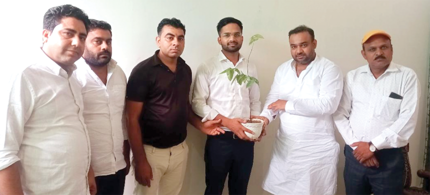 Hirsh verma copy समाजसेवी हरीश वर्मा ने किया एचसीएस नीतीश सेलपाड़ का सम्मान