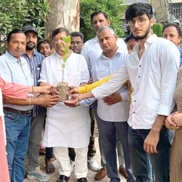Mangliwala copy अशोक मंगालीवाला ने पौधारोपण करके दिया पर्यावरण संरक्षण का संदेश
