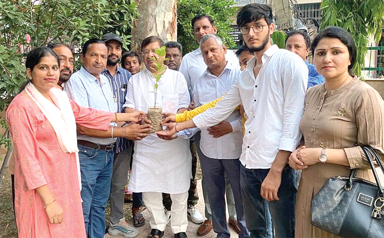 Mangliwala copy अशोक मंगालीवाला ने पौधारोपण करके दिया पर्यावरण संरक्षण का संदेश