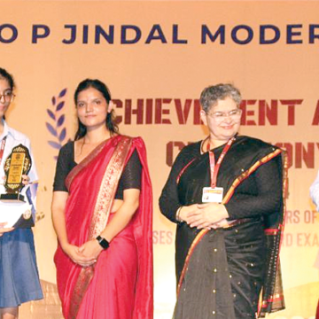 OP JMS copy ओपीजेएमएस के चमकते सितारे ने उभरते सितारों को किया सम्मानित