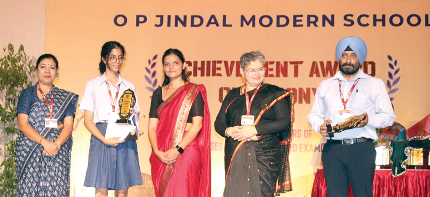 OP JMS copy ओपीजेएमएस के चमकते सितारे ने उभरते सितारों को किया सम्मानित