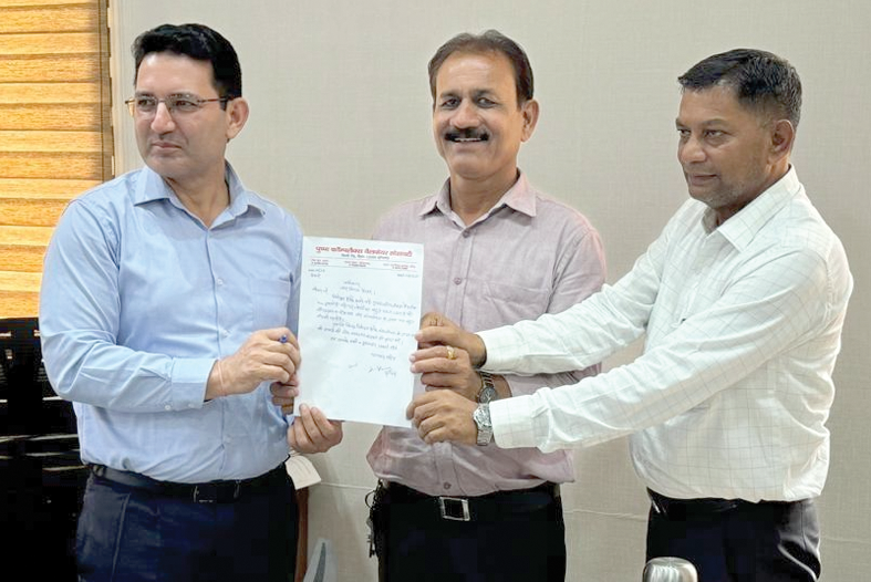 ramesh chug copy (1) पुष्पा कॉम्प्लेक्स में सफाई व्यवस्था को दुरूस्त करने की मांग को लेकर सौंपा ज्ञापन