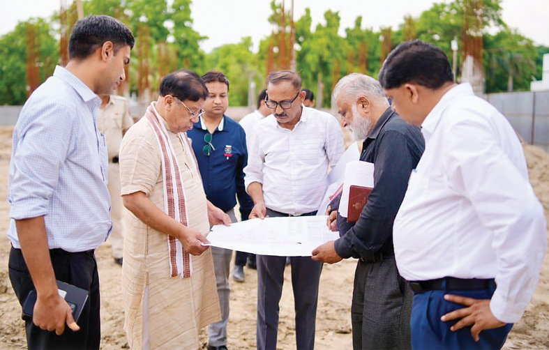 Dr. Gupta (2) कैबिनेट मंत्री डॉ कमल गुप्ता ने पीडब्ल्यूडी और नगर निगम अधिकारियों को दिल्ली रोड के चौड़ीकरण के विकल्प ढूंढने के दिए निर्देश